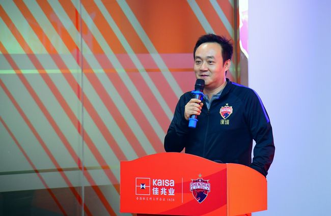 8个月后，吴彦祖再度光临自己的酒吧却形单影只，大看艳舞目不转睛。