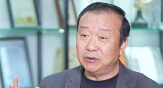 活动中，小S与外籍男模亲密互动狂揩油，不改搞怪本色。